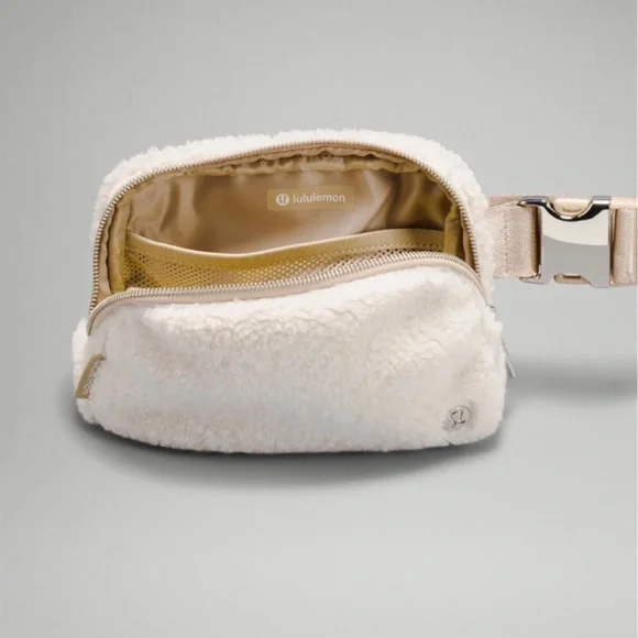 Lululemon Everywhere Belt Bag Fleece white ivory - Picture 2 of 6
